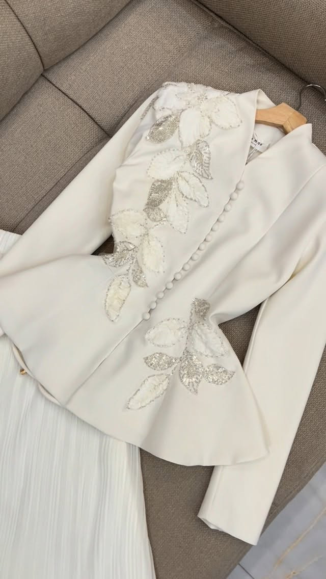 توفر الموديل الملكي
طقم ستره مع تنوره ملكي
متوفر بقياسات
m-l-xl-xxl يلبس من 36 الى 44 
الكوالتي جداً عالي
طريقه الحجز
ارسال صوره للموديل مع العنوان ورقم
رساله على الخاص ✉️💌
او على الواتساب ☎️
***********
***********
متوفر دفع عن طريق زين كاش 💵 
العنوان 📍
الفرع الاول:بغداد المنصور شارع الاميرات عماره الكوخ الجديد داخل القيصريه محل ما قبل الاخير على اليسار
الفرع الثاني:بغداد زيونه شارع الربيعي عماره الموج التجاري قرب جدار سنتر محل الاخير على اليسار⁩
