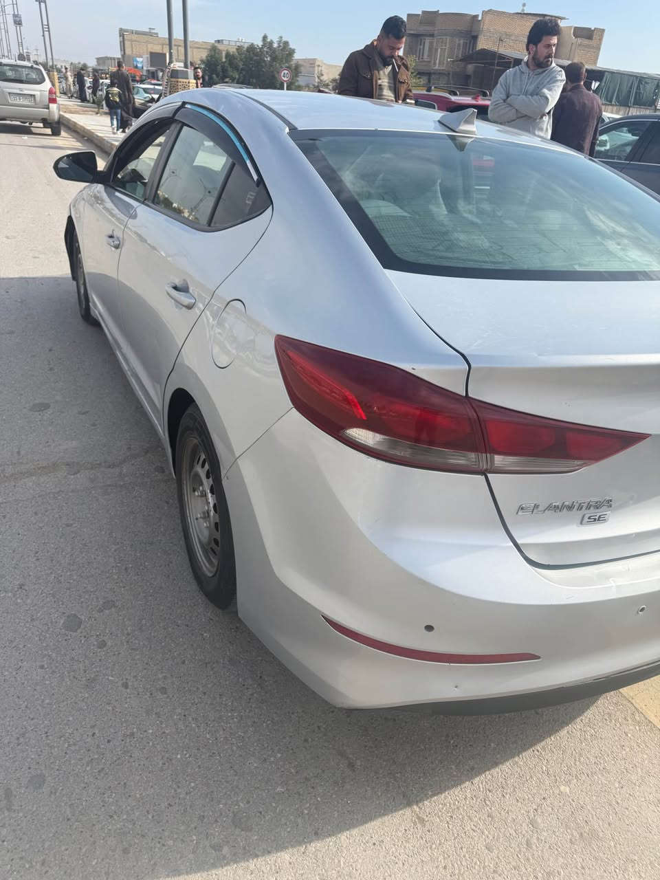 النترا 2017 امريكي 
محرك دوش 2000
ضربتها فقط بنيد
وبيها طخات خفيفة ما مصلحات وتشاف بالعين
تدفئة تبريد قطعتين 
السيارة جاهزة 
مداور شرط ثاني يوم 
مامتواجد فيس بوك
الرقم *********** بغداد, العراق
