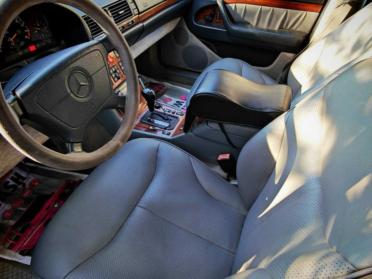 السلام عليكم شبح 320 للبيع موديل 1995 مسجله  اصل 1997 مصبوغة عام مبدل دعامية خلفية بسبب طخة جانبية بلجاملغ الخلفي بدلتها بدعامية جديدة من التفصيخ تحتاج صبغ ما صبغتها لعدم التفرغ السيارة نظيفة سلايت تحكم كشنات ومري شفط السيارة باسمي رقم بغداد سعرها ب 10500 دفتر وخمس اوراق بيها مجال رقم ***********
