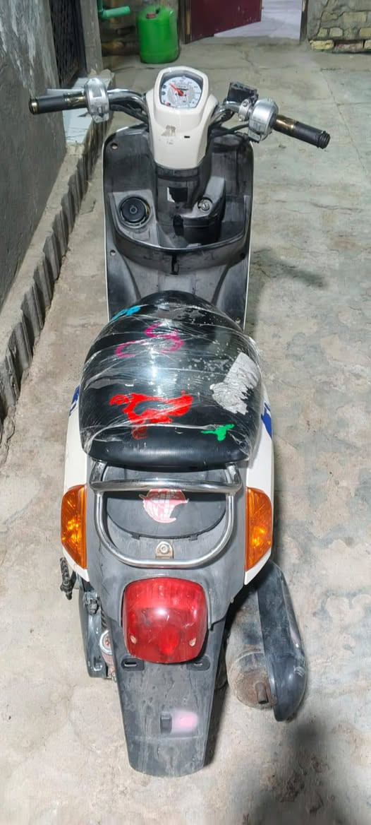 السلام وعليكم ماكس بوليسي للبيع الدراجة نظيفة محرك مامفتوح بلادي على وضع الشركة كهربائيات كلهة شغالة سلف شغال معدل حلو المكينة ناعمة كلش خرسة
السعر 750 
مكاني المعقل يم الساعة
للتواصل:  ***********
