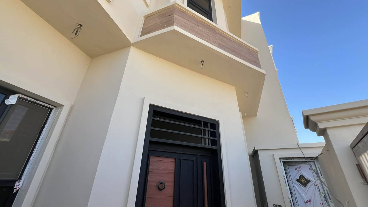 دار سكن للبيع 
طابو زراعي سند 25
داخل مجمع توحيد العفلوگي 
مجمع خدمات كامله 
المساحة 150 M 
الواجهة  9 M 
 بناء حديث بعده مامسكون 2026
يحتوي على 
غرف النوم عدد 4 نظام سويت / صالة عدد 2 /أستقبال /مطبخ/مجمع صحي عدد ٣ 
                      مراجعة 
مكتب مهدي العتابي للعقار ديوانية الجزائر مقابل فندق برج الامراء
للاستفسار *********** مهدي العتابي 
           *********** حيدر الفتلاوي
           ***********
