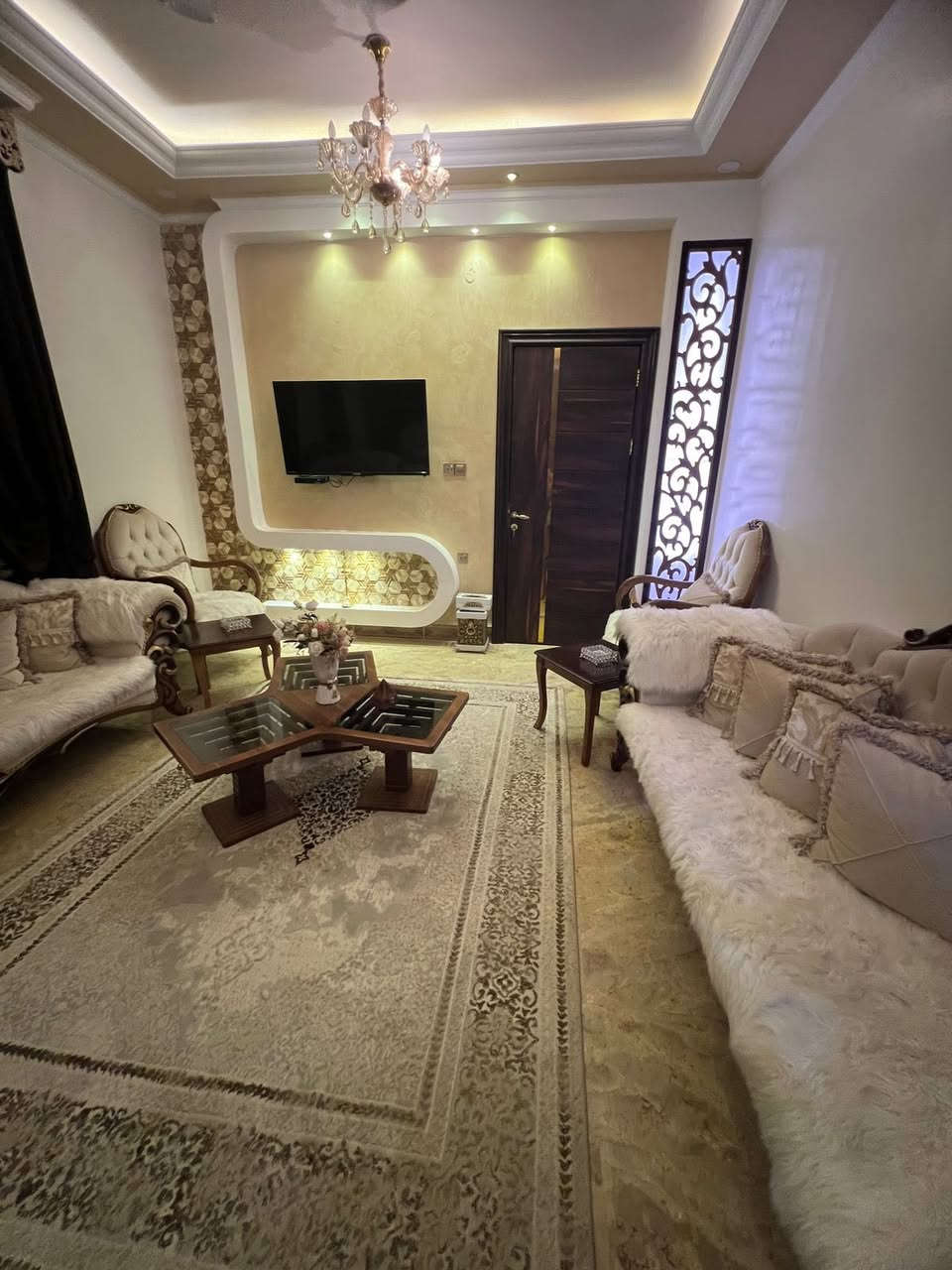 دار للبيع في مجمع الدوح بسعر مناسب جداً.

مساحة ٢٥٠ متراً، بناء شخصي صاحب البيت.

تفاصيل البيت:
غرفتان وصالة واستقبال ومطبخ وصحيات وكراج سيارة وحديقة.
بناء جديد حديث.

مطلوب قرض ٢٠ مليون، تسديد شهري ١٣٧ ألفاً.

‭٠٧٨٠ ٨١١ ٩٧٦٣‬

موقع المكتب السماوة إسكان مقابل صيدلية رواد
