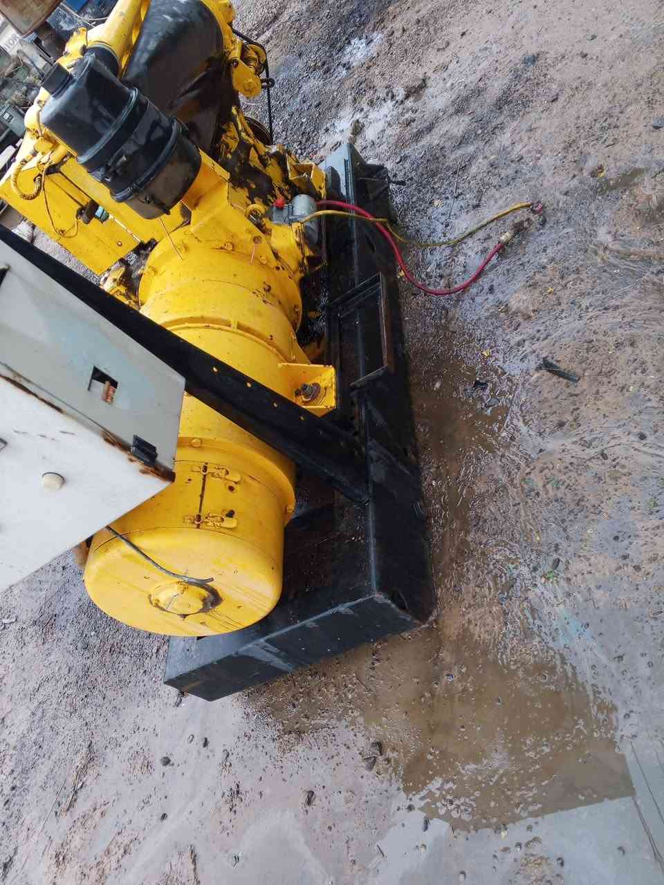 للبيع مولد دويز إيطالي 4بستم توليد 40كيفي طبك بلادي شغال شرط لاصرف ولا بخار المكان ديالى الاتصال***********
