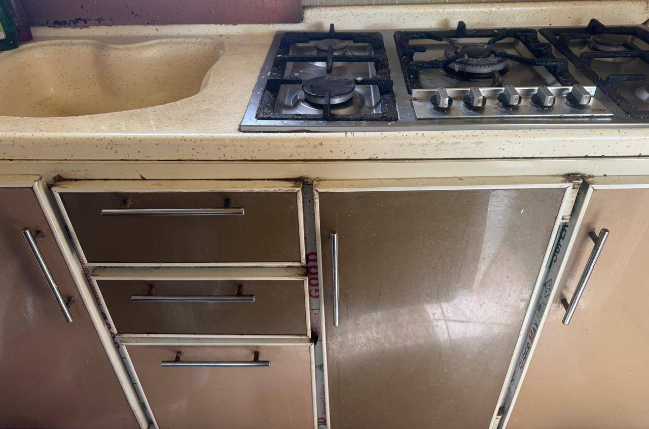 أغراض للبيع طباخ جديد غير مستعمل كاونتر نظيف مع طباخ منضدي للبيع الاتصال على الرقم ***********
