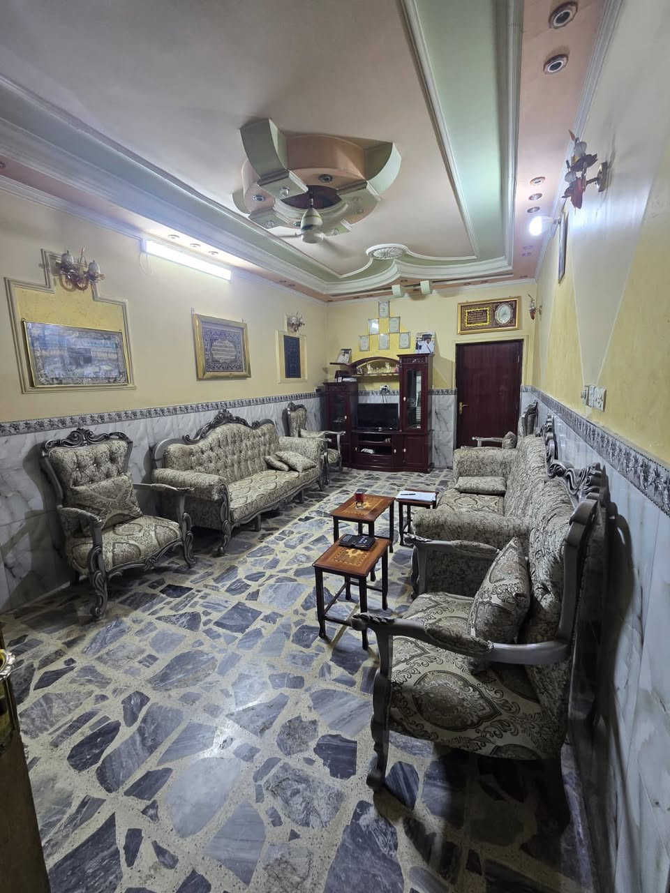 السلام عليكم،،، دار طابو صرف سكني في البلديات خلف مخازن الأسمنت سابقآ شارع مدرسة نورالاسراء الأهلية شارع 10 مساحة 150متر واجهه7ونص ونزال 20يوجد فيه4 غرف نوم وحدة بالطابق الأول وثلاثة بالطابق الثاني +حمام عدد2+منور عدد2 بيت جاهز باسمي وباسمي السعر  350مليون،،، أو لمراوس موبايل *********** ابومحمد.
