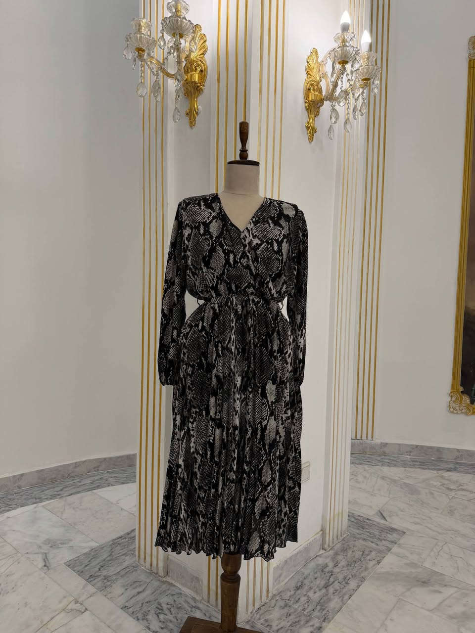 فستان شيفون مبطن .
السعر ( ٣٠ ) ألف دينار و يوجد توصيل لكل محافظات العراق .
الحجز على رقم الواتساب *********** .
التفاصيل :
١ - مدة التوصيل خلال ٣ أيام .
٢ - طريقة البيع مفرد .
٣ - المخزون المتاح ٧٨ قطعة .
٤ - الأحجام المتاحة ١ ، ٢ ، ٣ و ٤ .
٥ - الألوان المتاحة الأسود ٢٠ قطعة .
٦ - الخامة شيفون عالي الجودة مع بطانة داخلية ناعمة .
٧ - التصميم أكمام طويلة ، خصر مرن و قصة كلوش منسدلة .
٨ - رقم ١ يلبس قياس ٣٨ و ٤٠ - رقم ٢ يلبس قياس ٤٢ و ٤٤ - رقم ٣ يلبس قياس ٤٦ و ٤٨ - رقم ٤ يلبس قياس ٥٠ و ٥٢ .
