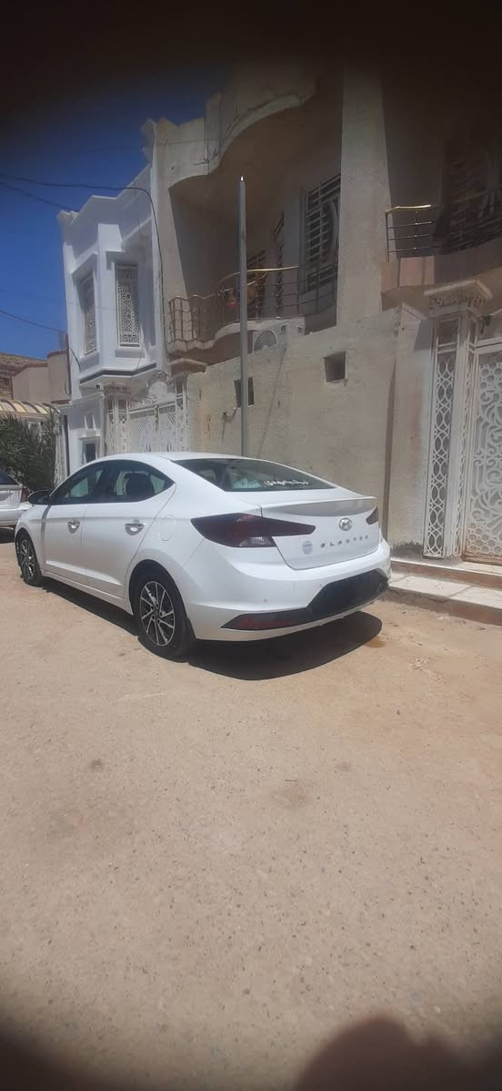 النترا ٢٠٢٠ خليجي فول مواصفات  كفاله عامة من الضربة والصبغ رقم ميسان شرط التحويل بيها طخة بالدوسة وشبر بالجنطة محرك ٢٠٠٠  السيارة ماشية ١١٥ الف جاهزة للأخير 
السعر ١٦٥  وبيها مجال
***********

