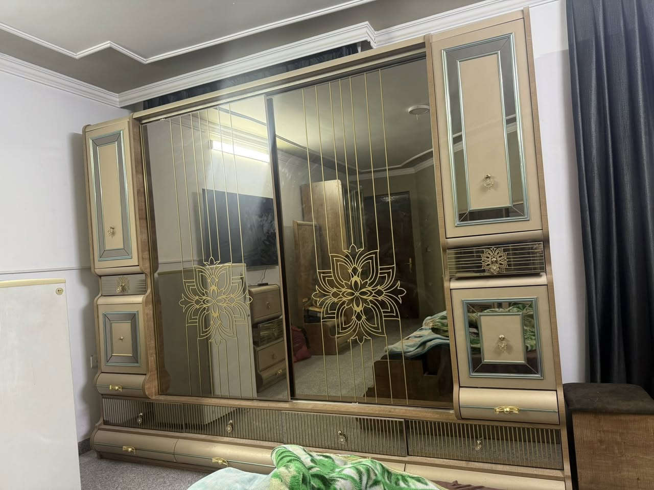 السلام عليكم غرفه نوم  للبيع ضخمه 
متكونه من ١٠ قطع
كنتور جبير ظهره بلوك
مفتوحه مره وحده ناقلهه 
مكاني بغداد جميلة 
***********
