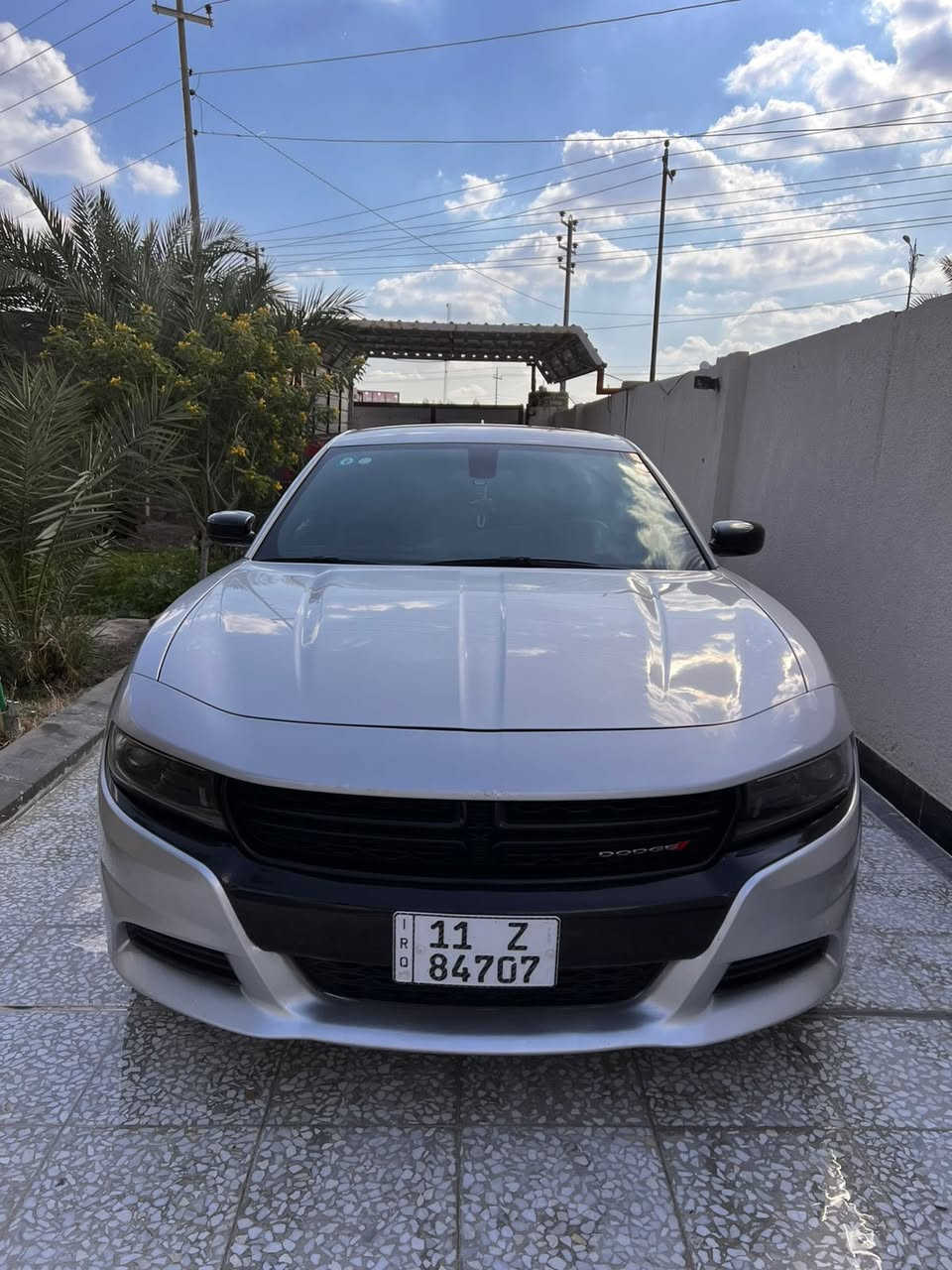 جارجر 2023
مواصفات 
شاشة كبير 
كشن حضن 
حساسات خلفية 
حادث شخط بالباب مال السايق و الخلفي 
***********
