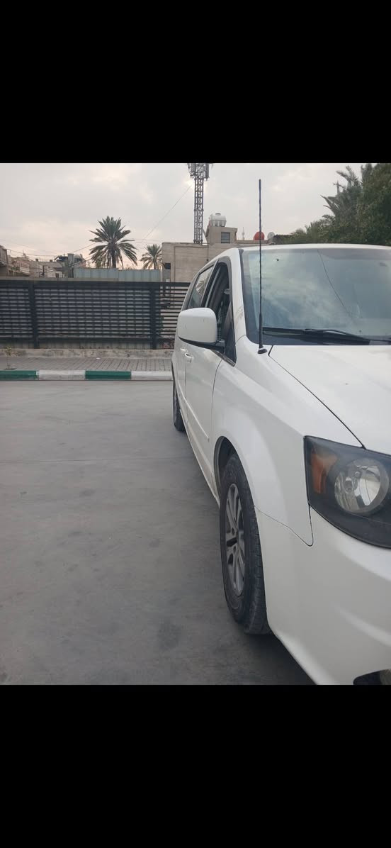 سلام عليكم دوج كرفان موديل ٢٠١١ فول مواصفات داخل عسلي كرسي كهرباءالسياره كلين بيه فقط جاملغ أمامي اليمين و بارد بل صندوق السعر مناسب جدآ اتصل عله الرقم بي واتساب ***********
