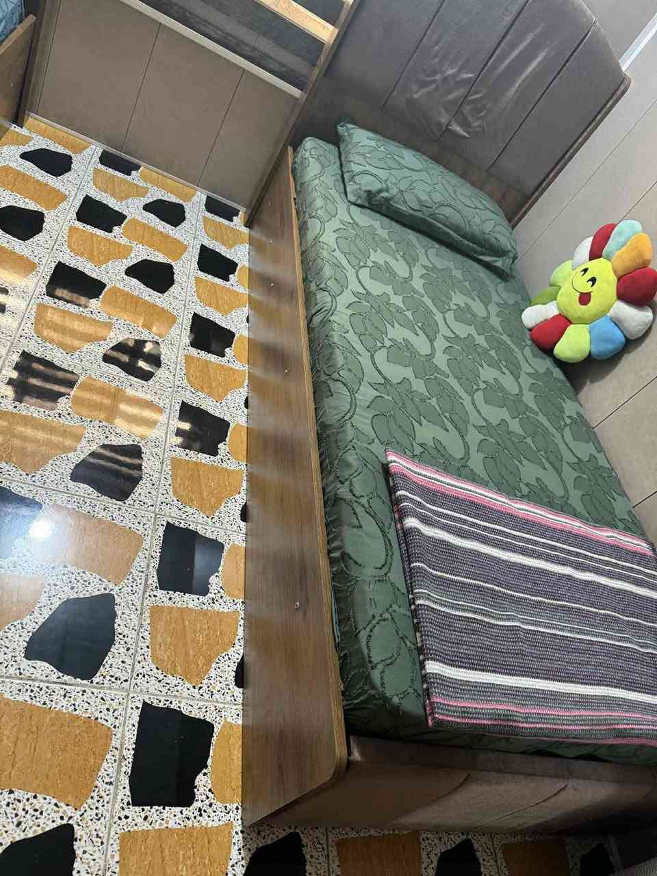 سرير نفر واحد سعر 75.الف الاستفسار على خاص او الاتصال ***********عنوان واسط الصويره حي الشهداء
