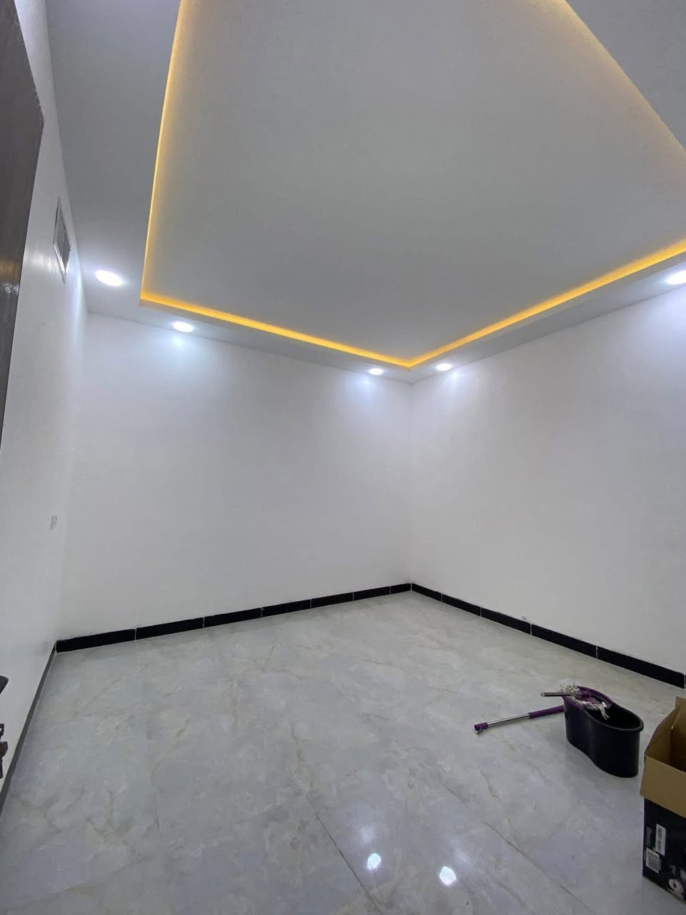 السلام عليكم 
داران  للبيع 🏠🏠
حي الصديق 🌸
مساحة كل دار 110 م ⬅️
واجهه 10،5 م ☑️
شارع تبليط 12 م 🌈
اتجاه شروق تام ☀️
بناء حديث تسليم مفتاح 🔑
طابقين 🩷
ط/  كراج ومطبخ وهول واستقبال وغرفة نوم وصحيات ومناور ♦️♦️
ط2/ 3 غرف نوم وصحيات وبيتونه صغيره وسطح كاشي 🔹🔹
نظام دكتات وسبالت وتأسيس غسالات 
وجبس بورد 🔸🔸
للاستفسار مراجعة مكتب العمران سايدين حي السكر او الاتصال على الارقام 

***********
***********
