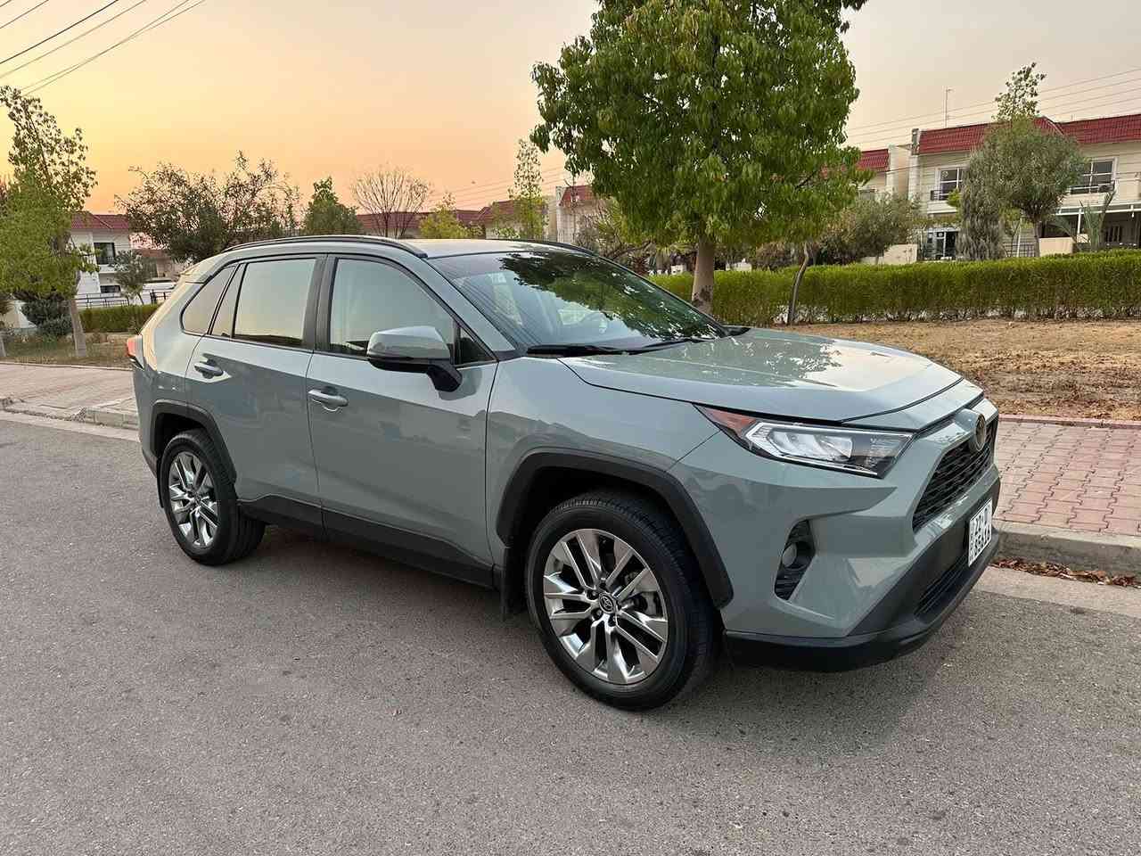 السلام عليكم 😎***********
السعر ♦️227 وبيها مجال مكاني بغداد الزعفرانية

 

محرك: 2.5 لتر 4 سلندر

 • القوة: 203 حصان

 • القير: أوتوماتيكي 8 سرعات

 • نظام الدفع: دفع رباعي AWD

 • أنماط القيادة: Eco — Normal — Sport 

⸻

🛋️ الراحة والتكييف

 • تكييف أوتوماتيكي ثنائي المناطق

 • فتحات تكييف خلفية

 • تدفئة المقاعد الأمامية 🔥

 • تبريد المقاعد ❄️  متوفر (متاح فقط مثل )

 • مقاعد جلد صناعي SofTex

 • تعديل كهربائي لمقعد السائق + دعم أسفل الظهر

⸻

🔊 النظام الصوتي والوسائط

 • شاشة وسطية 7 إنچ (أو بعض النسخ 8 إنچ)

 • Apple CarPlay + Android Auto

 • Bluetooth + USB

 • نظام صوت 6 سماعات قياسي

 • JBL  JBL الاختيارية

⸻

🛡️ أنظمة السلامة المتقدمة

✔️ Toyota Safety Sense 2.0 – تشمل:

• مثبت سرعة متكيف

• نظام مكابح طوارئ مع كشف المشاة

• مساعد البقاء في المسار

• رادار أمامي

• إضاءة عالية أوتوماتيكية

✔️ مراقبة النقطة العمياء (BSM)

✔️ تنبيه حركة المرور الخلفية (RCTA)

✔️ فرامل ABS + EBD + TCS + VSC

✔️ 8 وسائد هوائية

⸻

💡 الإضاءة والمظهر الخارجي

 • مصابيح أمامية LED

 • إضاءة نهارية DRL

 • جنوط ألمنيوم 19 إنچ

 • فتحة سقف كهربائية (Moonroof)

⸻

🔌 ميزات إضافية

 • دخول ذكي + تشغيل بزر

 • كاميرا خلفية

 • فرامل يد إلكترونية
