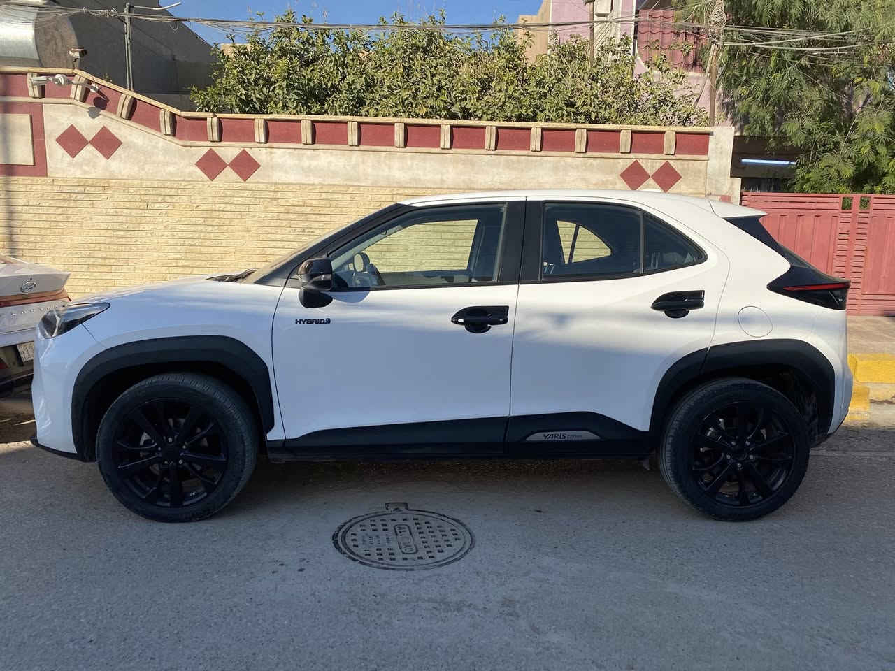 السلام عليكم
للبيع فقط

تويوتا يارس كروس هايبرد موديل 2023
Toyota Yaris Cross Hybrid 2023
محرك 1500 هجين (بطارية ليثيوم)

(اكثر سيارة اقتصادية من تويوتا)
صرفية وقود 36L ~ 600km
السيارة يابانية شاصي (J)

حادث جاملغ امامي وباب
سونار موجود راسلني
ماشيه 61 الف كيلو 
دفع امامي 130hp

رادار امامي حساسات خلفية كروس سرعة
تحديد مسار اوتو هولد مود درايف نظام EV
شاشة ديجتال ابل كار بلي اندرويد اوتو مري كهرباء

اشاير بالمري لدات نهاريه لايت زينون كاميرا دقه عاليه
كشنات مخمل رياضيه وياله رياضيه تبريد شاشة 
7 سماعات مانع تصادم وبعد بيها مواصفات

📌 كفاءة عالية في استهلاك الوقود
📌 تصميم خارجي جذاب وعصري
📌 مساحات داخلية جيدة لفئة SUV صغيرة
📌 تجهيزات أمان ومساعدة سائق (Toyota Safety Sense) 

صيانة كاملة من زيت وفلاتر
السيارة استخدام خفيف جاهزه

السعر مناسب 137 
السيارة جاهزه ونظيفه
رقم بغداد تحويل مباشر
عنوان بغداد حي 9 نيسان
للاستفسار ***********
