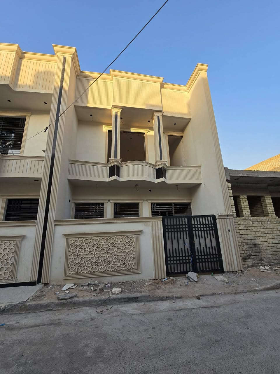 السلام عليكم دار للبيع زراعي البياع الي بين البياع والسيديه خلف اهل الاثاث خدمات كامله تبليط مجاري ماء كهرباء عرض الشارع ٩ متر المساحه ١٠٠متر الوجهه ٦متر وربع النزال ١٩  ثلاثه غرف نوم تستلم البيت كامل بدون اي نقص  الاتصال ه *********** ملاحضه البيت المجاور ايضن للبيع يعني بيتين للبيع
