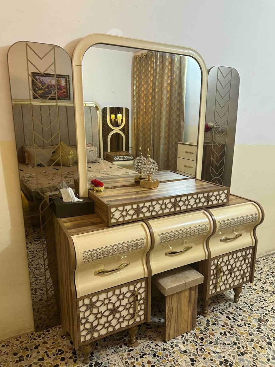 السلام عليكم  غرفه للبيع تركيه ضخمه نضافه 100/100 المكان بغداد  مكلف بنشر اتصال ***********
