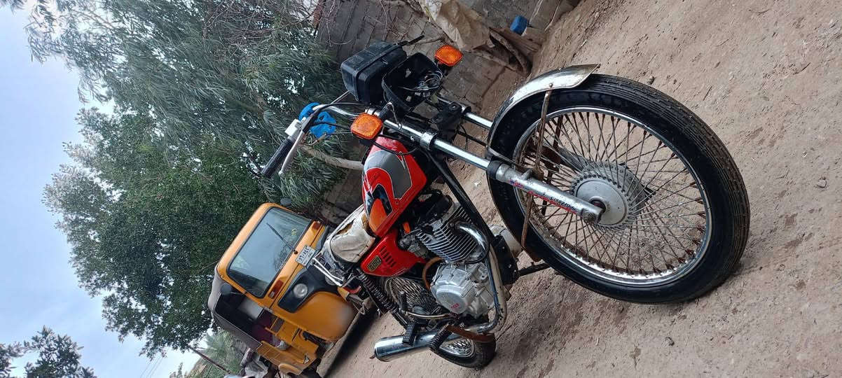 السلام عليكم دراجه ايرانيه موديل 20 دراجه ماكينتها كامله لا تنقص ولا تبخير تشتغل من الجوزه وتطفى من الجوزه اشياير موجوده اربعه مشدودات اثنين لشاير الخلفيه يرادلها رواسط سعر الدراجه 350 وبيها مجال للشراي مكاني بغداد نهاية سبع قصور بلوسمة ‏‪0770 136 0465‬‏
