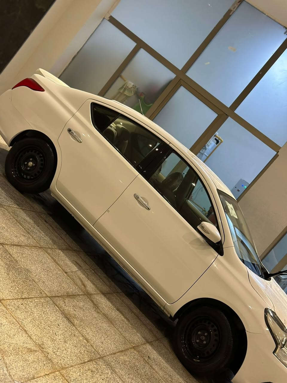 نيسان صني 2024
كفاله عامه ماعدا طخه بسيطه موضحه بالصوره
ماشيه 70 الف 
السياره مصري سياره نضيفه وجاهزه شغل واطلع 
السعر 123 رقم الهاتف *********** مكان بصره انه مكلف بل نشر
