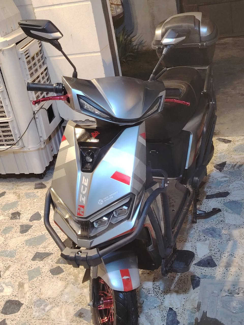 دراجة شحن سكنس   للبيع 💢
مواصفات/...💫
1. MP3 بلوتوث💯
2. مانع سرقه 💢
3. دبل اشاره 💥
4. تحكم عن بعد 💥
5. تشغيل ذاتي 💯
6. + لايت كدام و وره 💯
7. تايرات جدد💢
8. 💫 بطاريات ع فحص فول 
9. 💥 مستخدم قليل 
10  الماطور كامل 💢
11. شركت الماسة 💯💯💯💯💯
12 كلشي شغال بي  🏷
_ _ _ _ _ _ _ _ _ _ _ _ _ _ _ _ _ ...
ملاحظه/ 🖐👉
               💢الماطور مستخدم  💢
السعر  《 700  》بي مجال اذا شراي 🔒💲💸
للاستفسار أكثر 《خاص》📩
*********** بي واتس
***********
