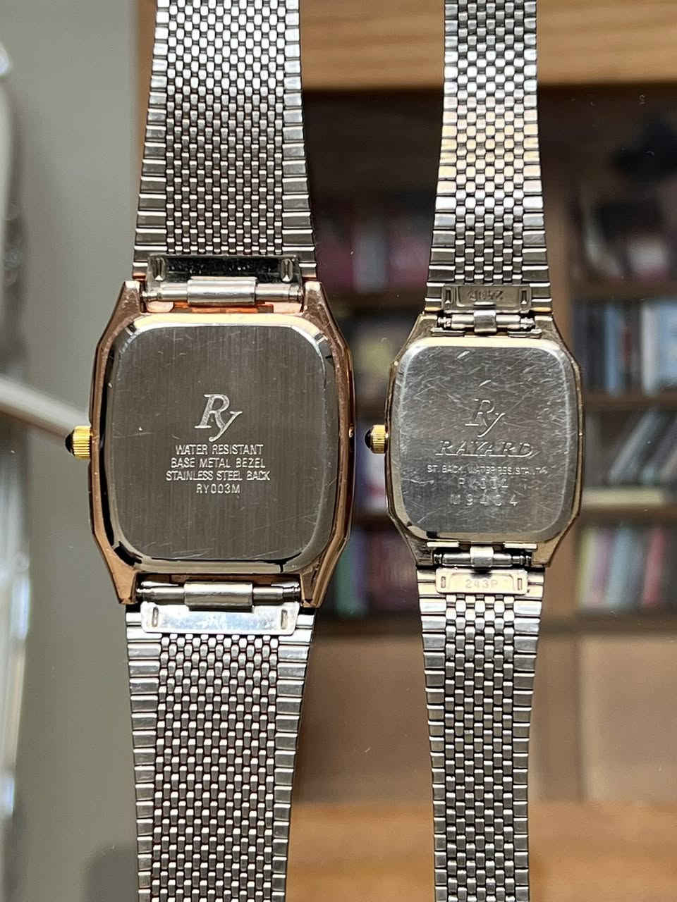 ساعات تونز يابانية المنشأ من ماركة RAYARD (رجالي ونسائي) بتصميم "Vintage" راقي يجمع بين البساطة والفخامة.
مميزات الساعات 🔎.
• التصميم: إطار ذهبي فخم بشكل هندسي فريد وجذاب.
• الميناء: لون أبيض ملكي مرصع بـ فص كريستال عند الرقم 12 ليعطي بريقاً لافتاً.
• السوار: "حصير" (Mesh) ستانلس ستيل مريح جداً، يمنح معصمك مظهراً أنيقاً ويناسب جميع المقاسات.
• الحالة: نظيفة جداً وبحالة ممتازة (نفس الصور تماماً).
• الطابع: ساعات "Slim" نحيفة وخفيفة الوزن، تعطي مظهراً كلاسيكياً راقياً تحت قميص البدلة أو مع الملابس الرسمية.
▪️للمزيد من التفاصيل يرجى التواصل على الخاص 🔻


**إذا كنت صاحب هذا الإعلان وتريد حذفه لأي سبب، رجاءا أرسل رسالة إلى الدعم الفني**