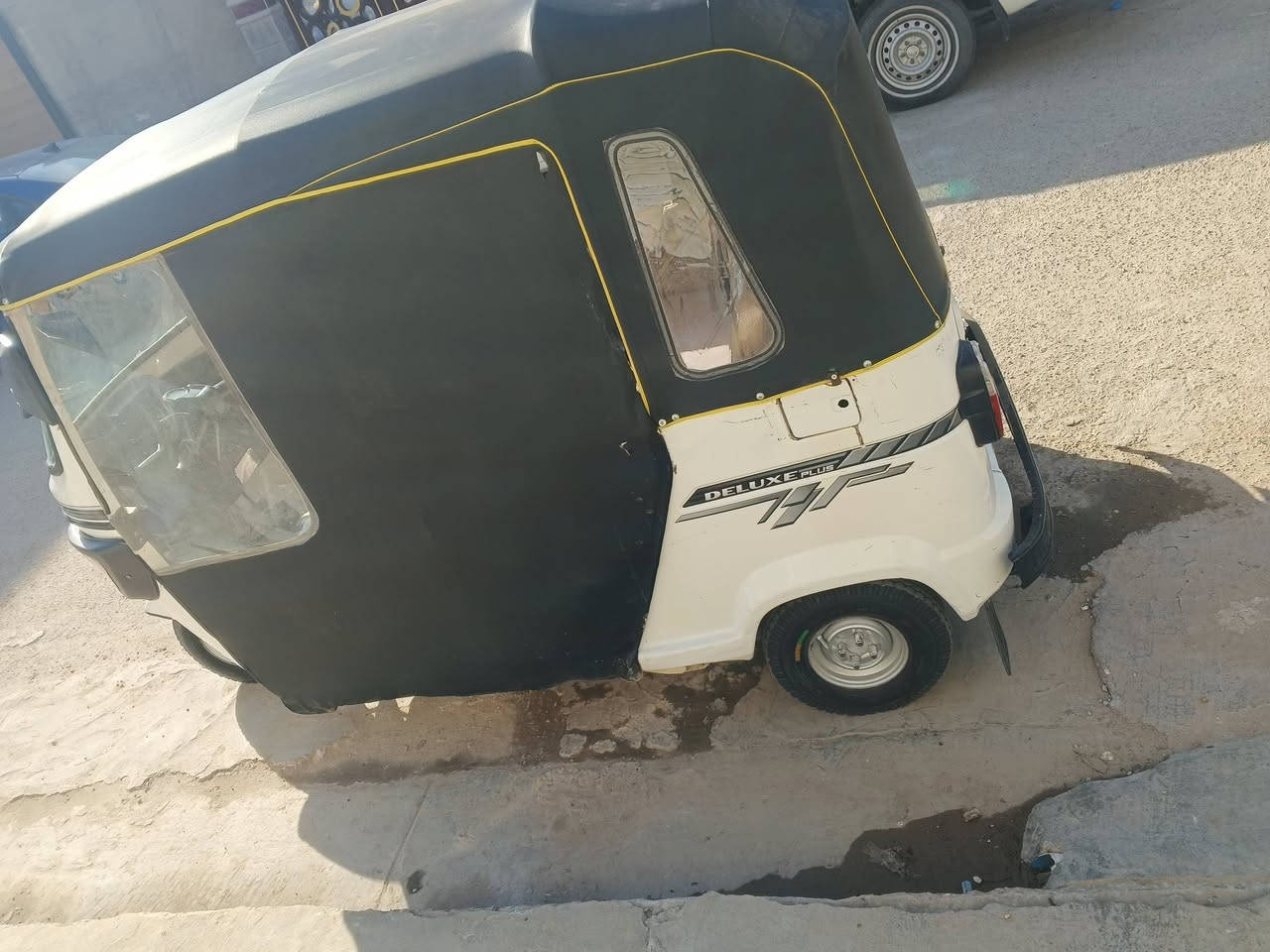 تكتك  TVS
موديل 21 شهر ال 9  رقم بغداد 
مكينه وكير وكلج واكسل فول 
مانقصها كلشي 
تخام تاير جديد + هزه جديده 
دوشمه    كهربائيات كامله
مكفوله من ضربه القويه طخات شخوط مال شارع فقط  
السعر 6100     مكاني بغداد المحموديه 
الهاتف *********** 
***********
