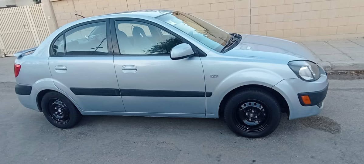 كيا ريو للبيع لون سلفر بحري موديل 2007بدون حادث بدون دواخل بدون ضرار وارد امريكي حادثها جاملغ ايمن امامي  وبدل فقط ..مصبوغه عام جماليه فرن درجة اولى  رقم بغداد رعيها صديقي كبل تحويل 
 محرك 1600 كير مكينة بسلفون جدد ومنضومة تبريد على سلولي ثلج ..تخم ويل وتاير جدد لك.
مكان سياره بابل المسيب ..*********** ..
....السعر 77 وبيها مجال بسيط
