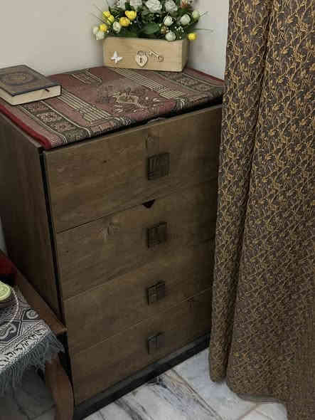 السلام عليكم غرفه نوم تركيه عدد ٥ قطع بدون جربايه ونضيفه السعر خاص او ***********
