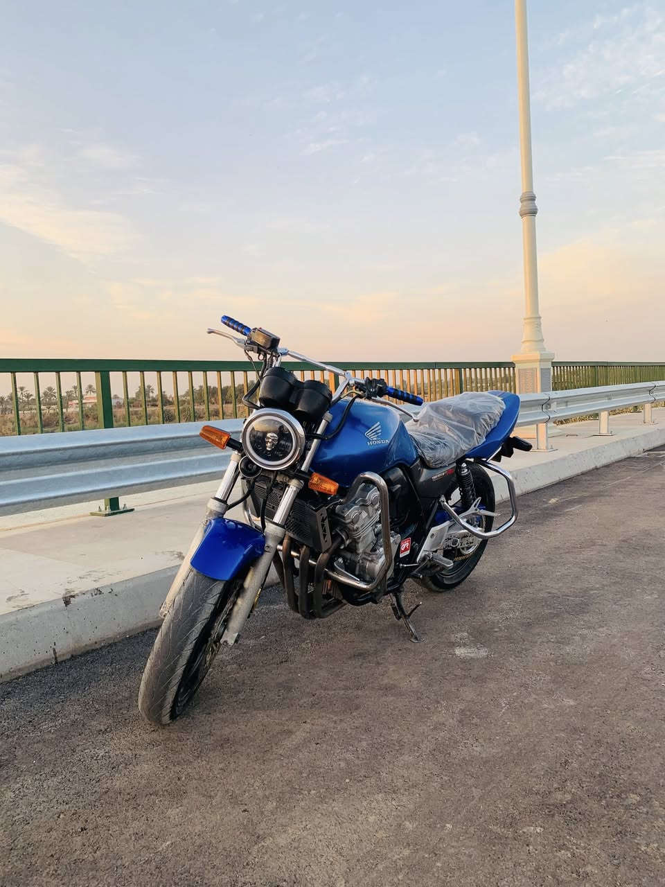 السلام عليكم 
للبيع دراجة محرك  400 c جيل ثالث 
موديل 2008
أوراق كامله وكمركه متفوع 
نكره سلف تشتغل 
 مكينه مكفوله كفاله عامه من صوت وأي دخانه ما بيه  
السعر 21 وبيه مجال 
مكاني صلاح الدين 
الراغب بل شراء يتصل عل رقم 
***********
