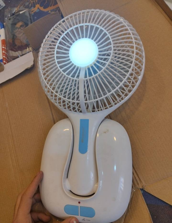 تحياتي للادمن المحترم عندي ماركه KAMISAFE نضام ٣ سرع دكمه تزيد وتنقص وبيهه ضوه وزنه ثكيل قطعه اصليه تطبك وتنكبس ترهم اماكن ضيقه حته بسياره تكدر تخليه بل مكتب قطعه اصليه ومرتبه وسعرهه فقط ب12 بلاش


**إذا كنت صاحب هذا الإعلان وتريد حذفه لأي سبب، رجاءا أرسل رسالة إلى الدعم الفني**