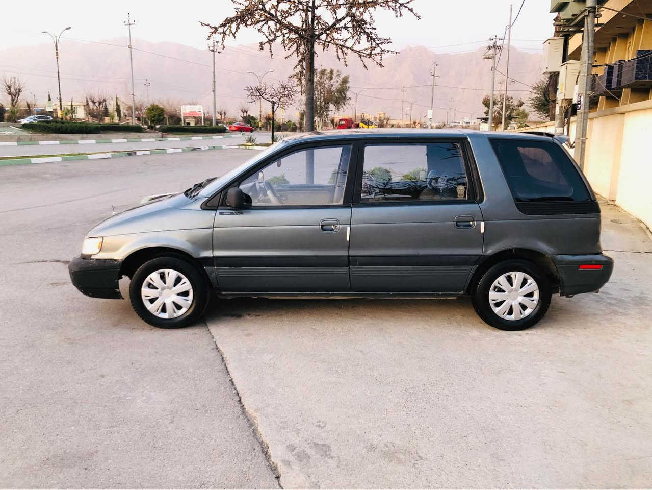 هەرزانترین نرخ 
سەیارەیەک تۆماتیک ماڵی کاسبی و عایلە
$17 قفڵ          رانیە       *********** ڤایبەر و واتس ئاپی لەسەرە 
مستەبیشی گڵاند ستێشن گێڕ تۆماتیک مەکینە 63 ی بەخی مەرغوب گێر و مەکینە بیلاد گڵاند 
سەیارەکە سەنەوی و واجیهەی لەگەڵە پلێتی ئەسڵیە و ئەولیاتی مەزبوتە
سەیارەکە پێش و پشتی کەپسە سەقفو شانی دەرزی پێوەنیە لێدراوی قورس و سوکی نیە بێ ماعجونە 
کامل ناو گێچی ئیشەکا شاشە ئایپاد و کامێرایە
گێر مەکینە موس براوە بەشەرت
کارەای و نەوگێچ و تندو تۆڵی بەشەرت
پاوەرە بەخە شاشە ئایپادە چوار جام کارەبایە و جام ئۆتوە
گەرمی و فڵچەو لایتی زۆر مەزبوتە
سەیارەکە لێخوڕینی زۆر خۆشەو بەهەڵمەتە رانية, السليمانية
