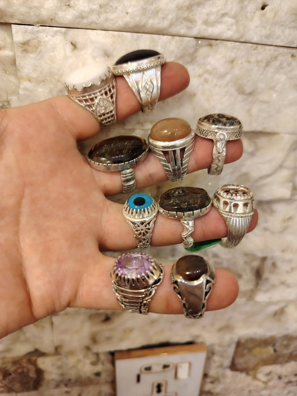 السلام عليكم
محابس فضه 925 أحجار اصليه وصياغات يدويه

وزن محابس ٢٧٩ غرام

سعر غرام ٣ و٢٥٠ نهائي  ابيع كلهن شلع

المكان النجف الإشرف ويوجد توصيل

للاستفسار ***********
