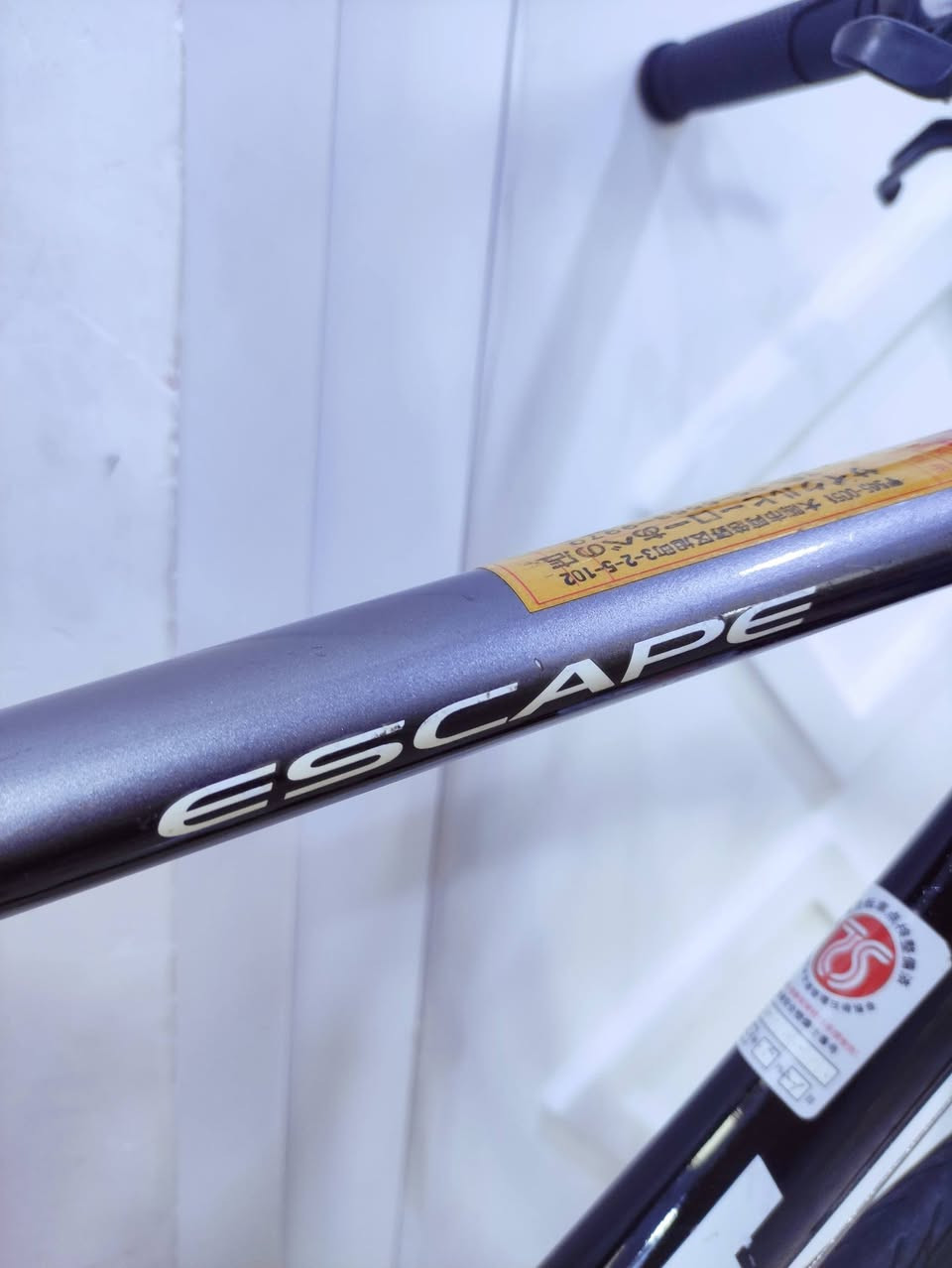 السلام عليكم
دراجه ماركة #GIANT_ESCAPE  جيانت اسكيپ العالميه ماركه 

غنيه عن التعريف صنع اصلي اورجنال MADE IN JAPAN🇯🇵

لون مميز جدا سلڤر واسود ميتاليك مطعم بصدفي 

حجم 28 (C700) فوول ألمنيوم خفيف جدآ فول انسيابي وسرعة

لشه مضلع موديل حديث ...سستم شيمانو كامل سيت شيمانو 

آلتوس #SHIMANO_ALTUS ...بدالات السرعه 8X3 سحب دفع

#شاشه_حديث ....بريكات V_BRAKE بالمكان حتى الفحمات 

مختوم تيكترو TEKTRO ...وياله زووم طبقتين مختوم GIANT

مصصمة لتحمل الاوزان الثقيلة والطسات #DOUBLE_WALL

ومزود بويل خلفي بولبرين فئة RS شيمانو سبيد رود سريع جدا

تايرات كتان اصليه  مختومة اصليه ...سرج طبي اصلي مع دبل  بلسرج لتخفيف الطسات 

ستيرن نفخ حديث ستانس...كامبليونات سلايت وياله وسرج 

وبالحقيقه احلى من الصور بهواي بلأخص اللون 🔴

🔴الدراجة قطعه مال حاوية غير مستخدمه داخل العراق
     مامبدل بيها برغي على وضع الشركه بلاد ..ختم واحد
     ليبل واحد حتى المطارة مختومة #GIANT
      بدون اي نقص كامله وجاهزه 100٪ 

المكان موصل الجانب الايسر....السعر 200 (ثابت_قفل)

يوجد توصيل بغداد وجميع المحافضات العراقية 

رقمي ***********
