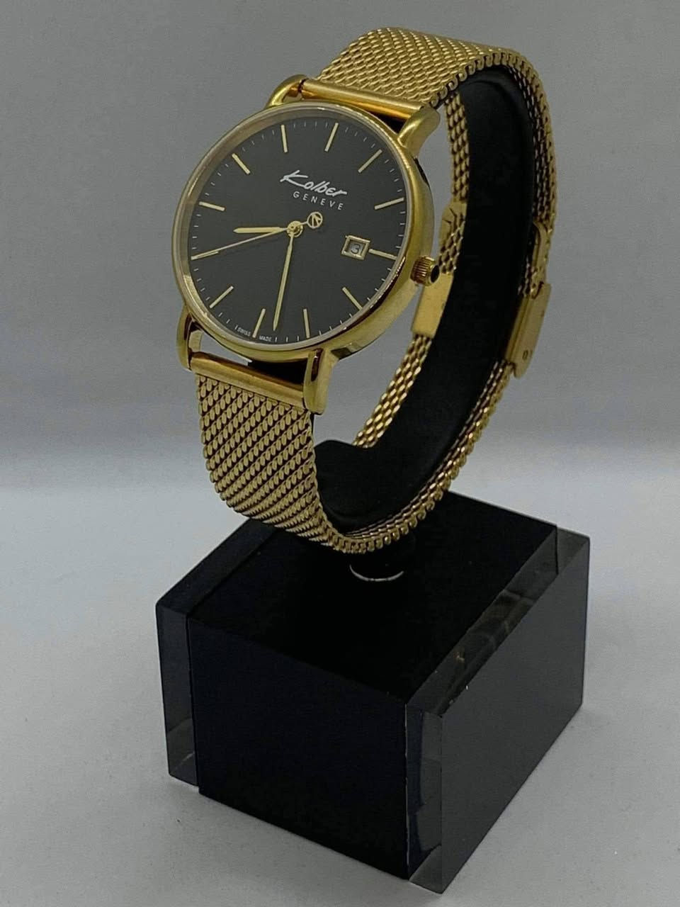 السلام عليكم.......
ساعة KOLBER سويسري أصلي بطارية 
مكينة روندا ١حجر 
نافذة للعرض التاريخ 
القطر ٣٦
مقاوم للماء ٣٠م 
سير حديد ستانلس ستيل طلاء لون ذهبي معلم 
جديد غير مستعمل مع العلبة الاصلية وبطاقة الضمان الخاص بي 
السعر ١٠٠$
يوجد توصيل ***********
