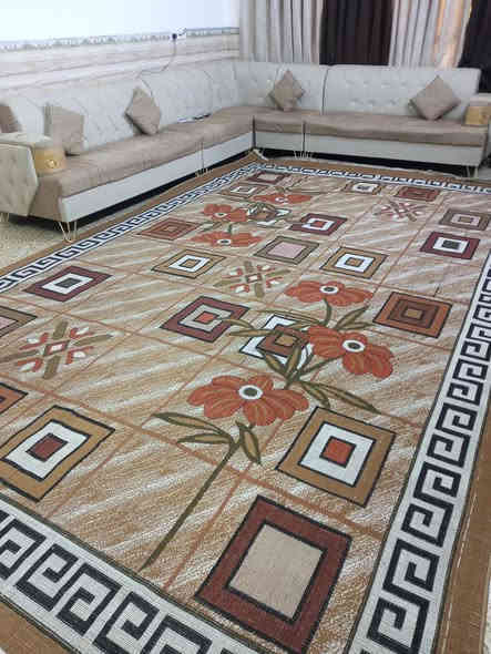 السلام عليكم تخم ديوان ١٠ مقاعد مع زوليه حجم ٣ × ٥ للبيع السعر ٣٠٠ الف العنوان قريه طالب العلي مجاور حي الانتصار *********** واتساب
