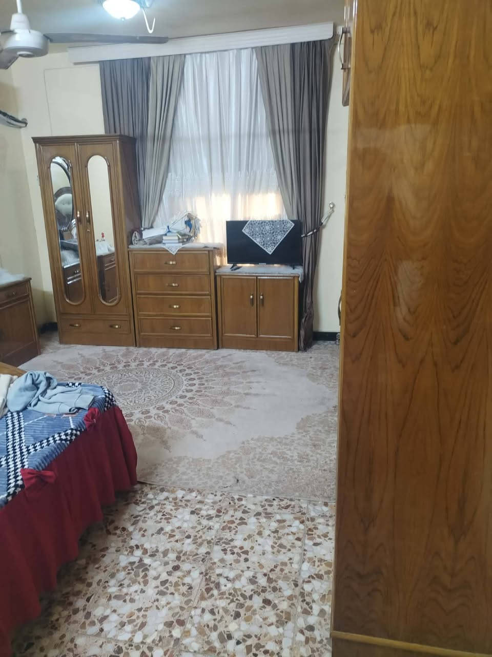 السلام عليكم 
دار للبيع طابو زراعي سند 25
المساحه 350 متر 
الموقع البكرلي الاولى مقابل مدرسة البحتري علشارع التبليط .بيت جبير ومنطقه مرتبه 
يحتوي ع غرفتين نوم .صاله .كليدور .مطبخ. كراج كبير 
منطقه هدوء وخدمات كامله 
/// السعر 115 مليون قابل للتفاوض//
*********** واتساب 
*********** ابو علاء
