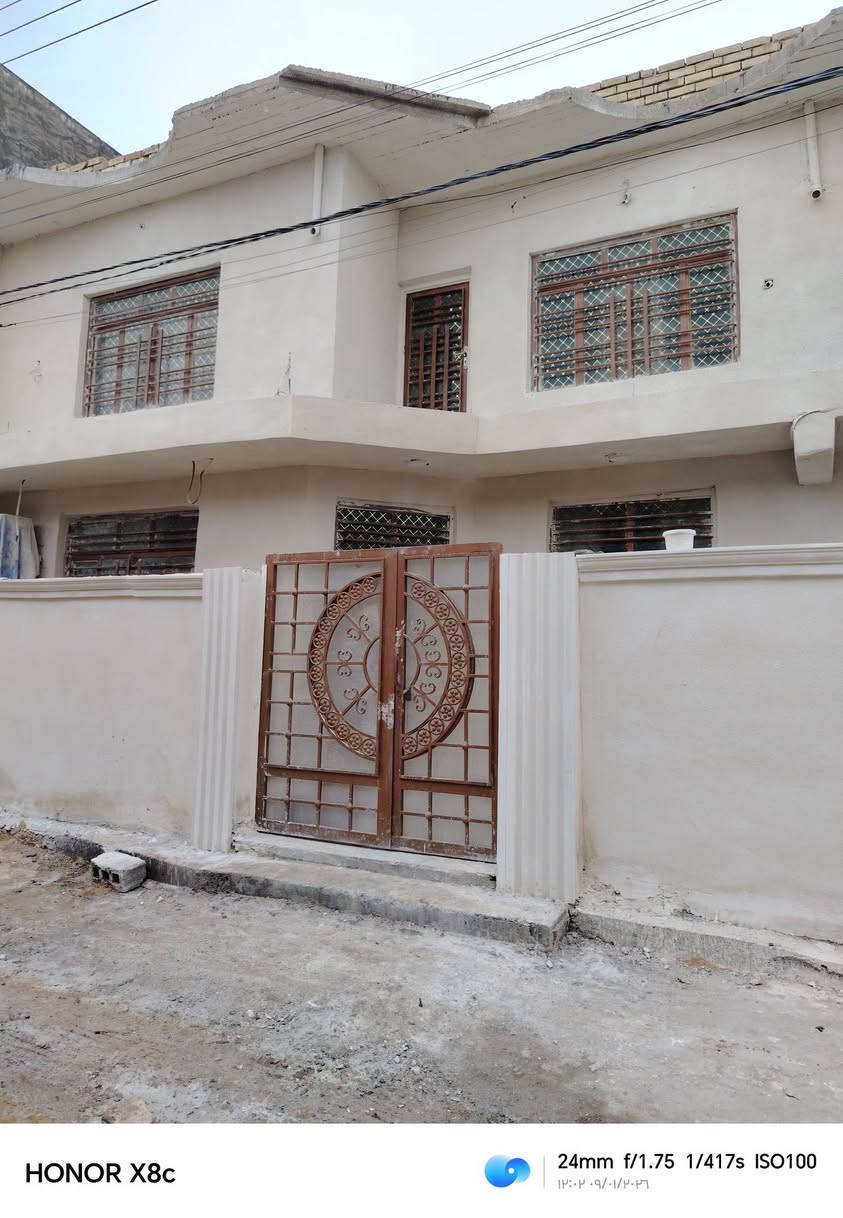 السلام عليكم بيت بناء حديث للبيع طابقين ٣غرف نوم وهول ومطبخ واستقبال حمامات ثنين العنوان مقابل معمل الحرير شارع مهند الحلاق قريب ع مدرسه براعم الإيمان تبليط بالباب مساحه البيت ١٣٠ مع الكاونتر والتانكي والسخان والمغاسل عدد ثنين البيت فازغ حاليا بس جيب غراضك وتكعد الاستفسار *********** البيت طابو زراعي سند ٢٥ السعر ١١٠وبي مجال للشراي
