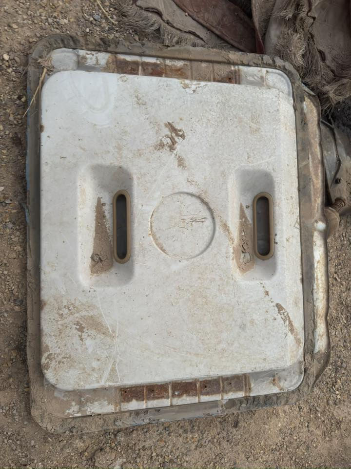 السلام عليكم قماره لكزز مديل 88 للبيع ابيعك على وضعها كوم حديد القماره على هذه وضعها الباب الثاني موجود الفتحه مال السكف موجوده الجامات الصفح موجودات وكلشي مابيهن المو شراي لا يتصل بس الشراي يتصل *********** وبخدمته  السعر ١٠ اوراق وبيها مجال
