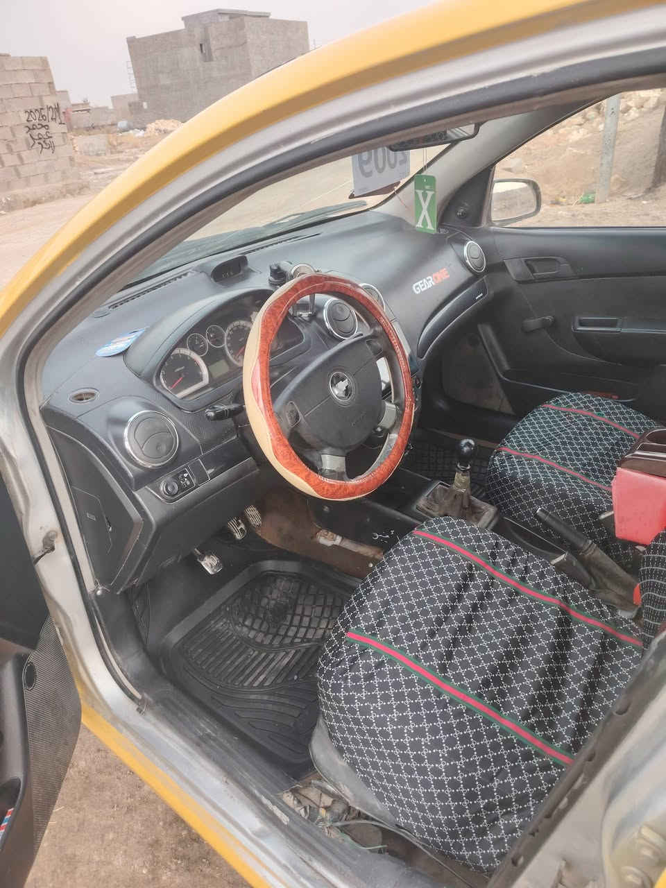 السلام عليكم
افيو 2009 خليجي محرك 1600 مسكر كير عادي سياره سنويه جديده رقم جديد مصفره هيئه مصبوغه عام السيارة 
تخم تاير وويل كب جدد شادهن صدر جديد سياره مالت جناي 
السعر 43 وبيها مجال السيارة عليها غرامه 100 الف تنزل من سعرها 
للاستفسار ***********
