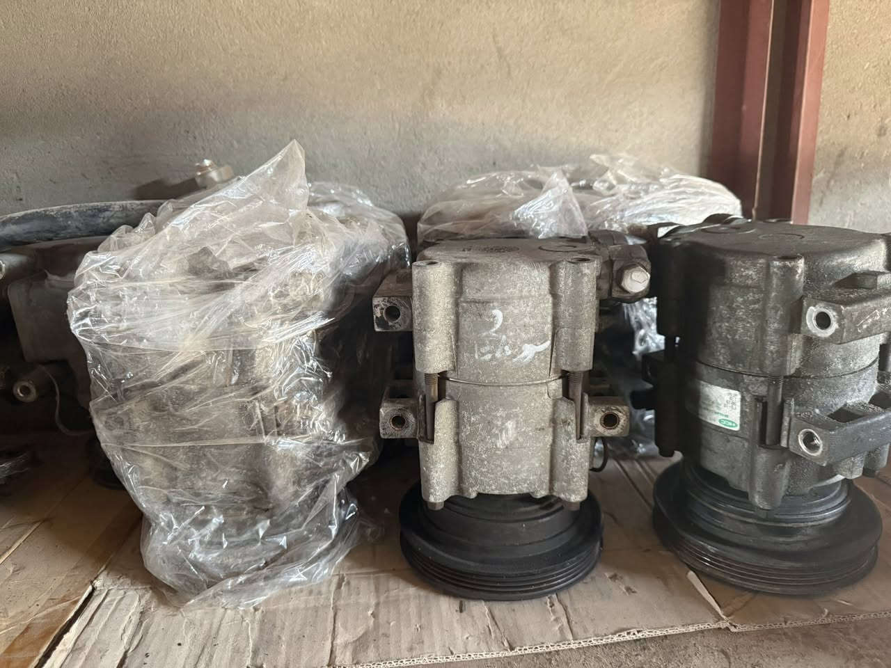 سلام عليكم  
1دبات سوناته 2+النتره 
2رافيو سوناته التراه
3بلي راس كرنك النتره 
4كبريسر تبريد النتره سوناته
5دعميات سوناته التراه مامي خلفي 
6دينمو سوناته 2النتره 2005

كميه خير من الله 
***********
