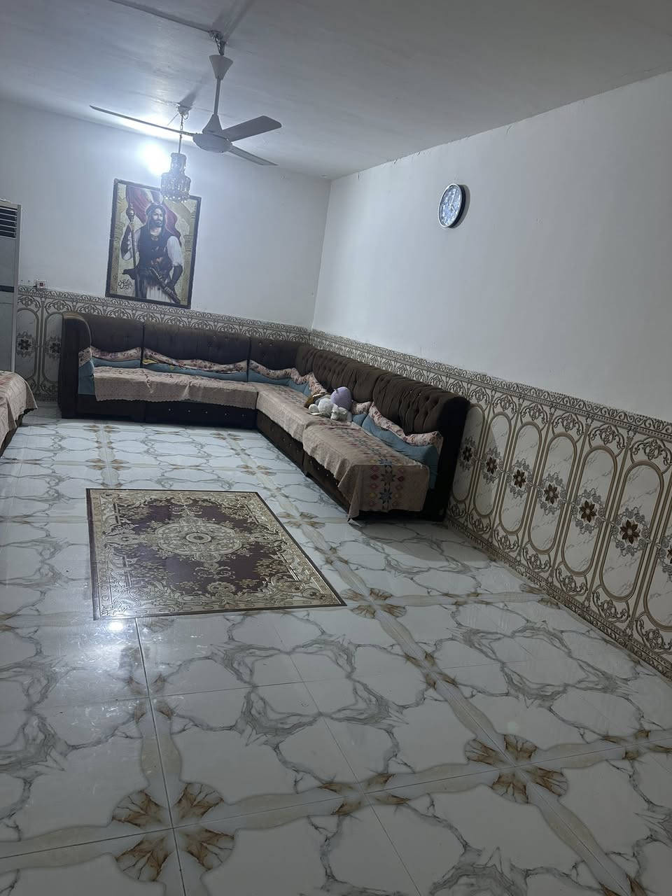 سلام عليكم بيت طابو زراعي البيع المساحه 200متر/يبعد عن الشارع العام 10متار/يتوفر كافت الخدمات /يحتوي البيت علا قرفت نوم /وصاله/ومطبخ /موقع الدار قرب بوابه /***********
