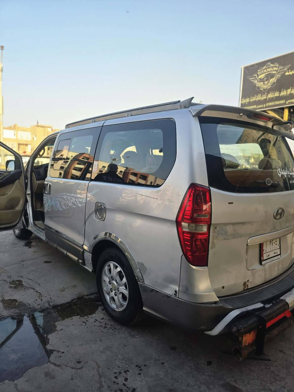 استاركس موديل ال٢٠٠٩ مفتوح سنويه صاقطه غرامه هيئه كلها مصفرها ماعليها اي شي بيها حادث بجاملع الأمامي بصفحه العبري السياره مكينه كير حداديه تخم تاير اي نقص مابيها كلها مجهزها بس نقصها التبريد رايدها ب100$ وبيها مجال للشراي رقمي ***********
