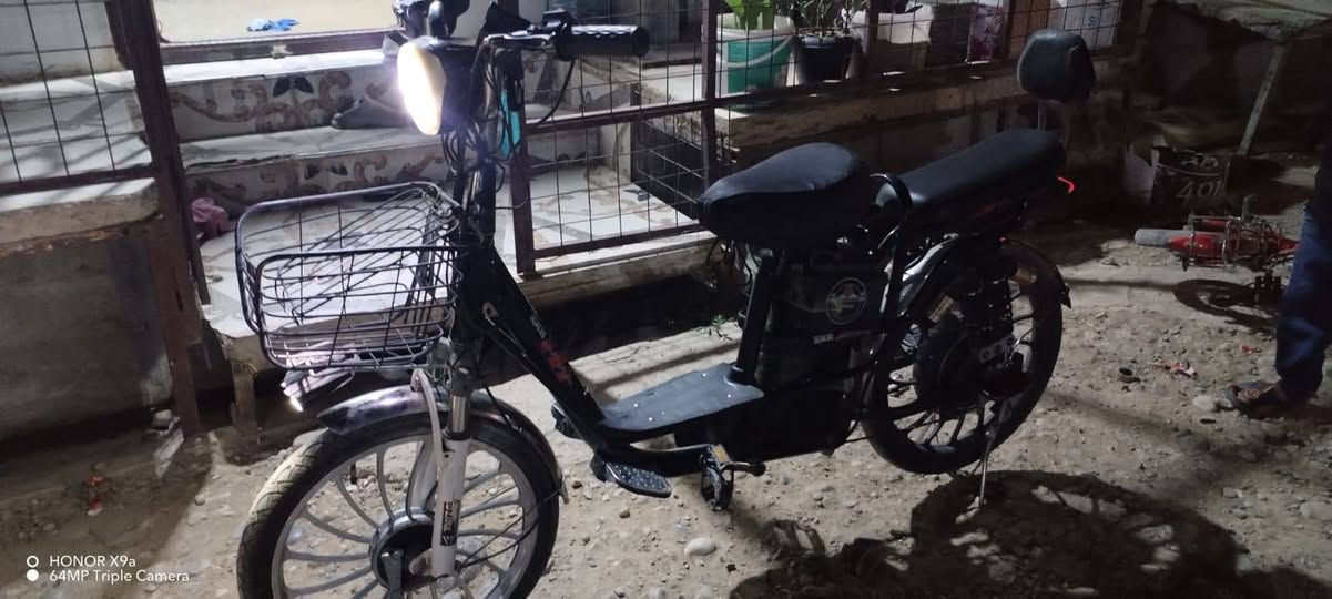 دوميز 
بسكلية ياباني اروبي 4 بطاريات كهرباا فول مواصفات كل شي في شرط مستعمل شهر واحد فقل لسا جديد لا بيع سعر 250 الف ومجال *********** يا تعا واتس يا ماسنجر
