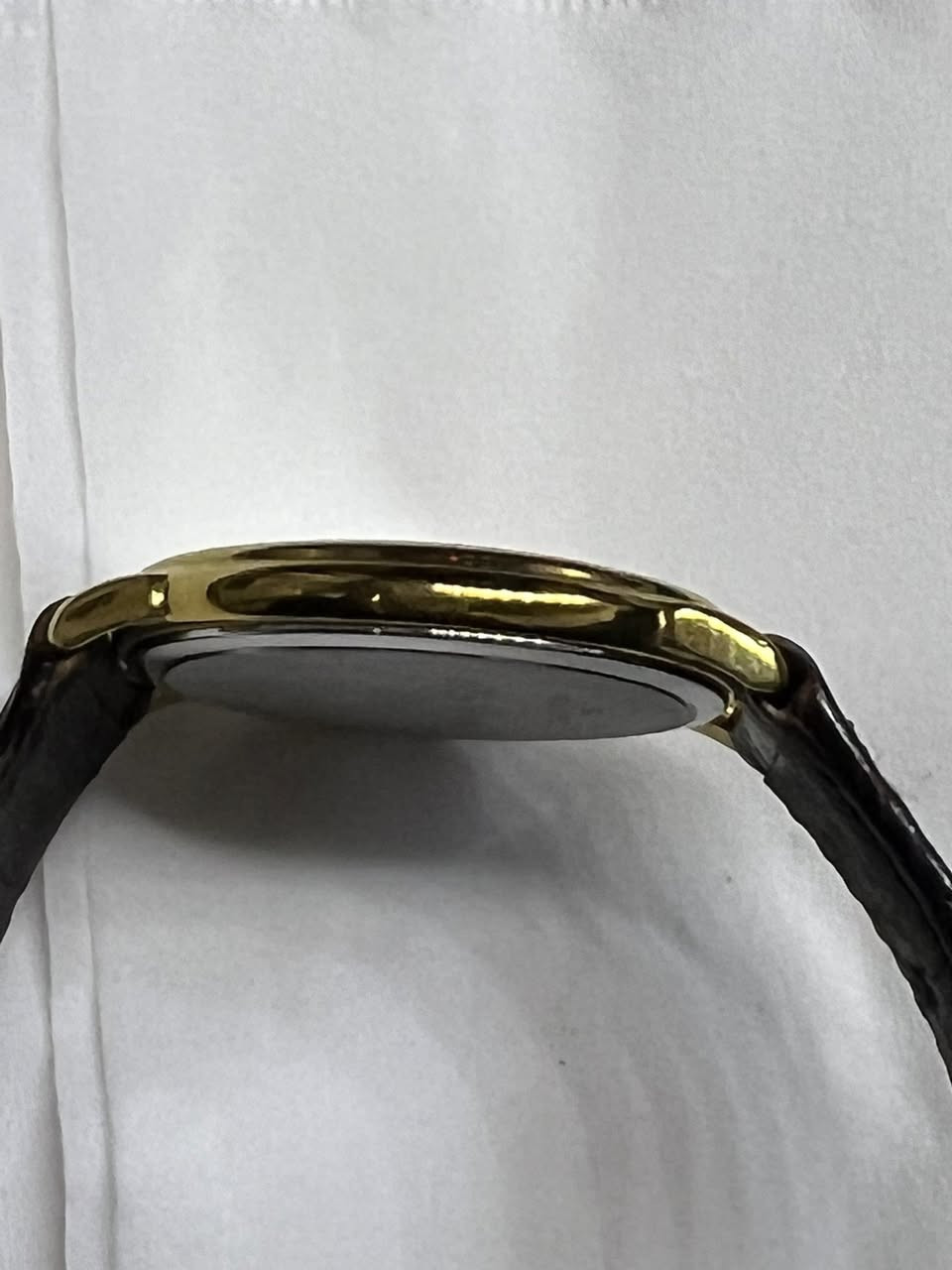 ساعه سويسري نوع لونجين كوارتز بطاريه قطر 34 ملم طلاء ذهب 18 نظافه تامه مع ستيكر الشركة للتواصل الاتصال على الرقم *********** يوجد توصيل كافة المحافظات
