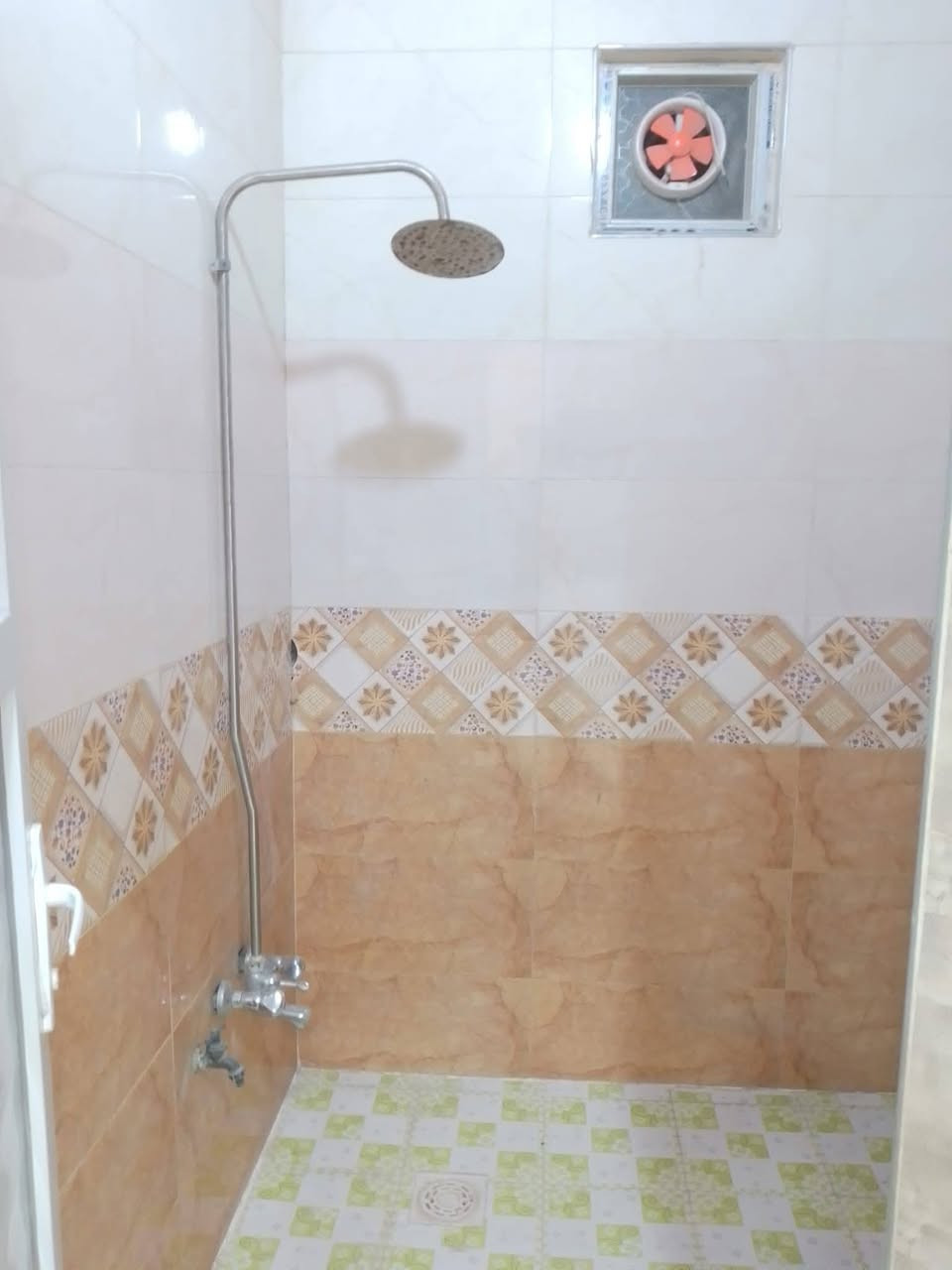 تحيه طيبه
بيت للايجار نظيف جدا بناء جديد ١٠٠ م مربعه طابق واحد 

يحتوي على غرفه واستقبال وهول ومطبخ  ومجمع صحيات 

🌺🌺🌺

شارع ٨٠ الفرع المقابل مول سيد زيد قريب من الشارع 

مطلوب عائلة صغيره 

مبلغ الايجار ٢٥٠ الف شهريا 

***********

اتصال فقط
