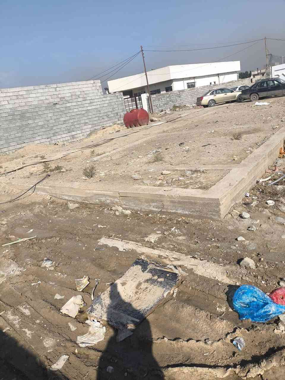 سلام عليكم اساس للبيع مساحه 150واجيها 10ونزلة 15ونص تبيلط ومي وكهرباء شارع ابو مروان شارع زهور سعر 30وبي مجال ***********
