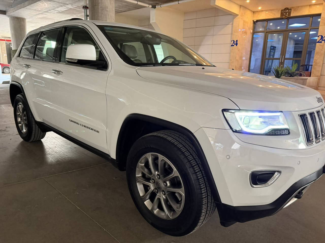 السلام عليكم: جيب لميتد خليجي وكاله العرصات 2014 اللون ابيض ماشيه 62 الف ميل (مكفوله من الصبغ عدا ركن دعاميه خلفيه وربع اماميه وبيهه مكانات بارد واكو تكحيل كارت ) فول مواصفات/ بانوراما/شاشه كبيره/جكات/ كامره/ حساس/ كشنات كهرباء/كشنات جلد/ تدفئه بالكراسي والاستيرن/جنطه كهرباء/وباقي مواصفات لمتيد معروفه/السعر المطلوب 228 ورقه وبيهه مجال بسيط للاستفسار على الرقم *********** مكان السياره المنصور بغداد, العراق
