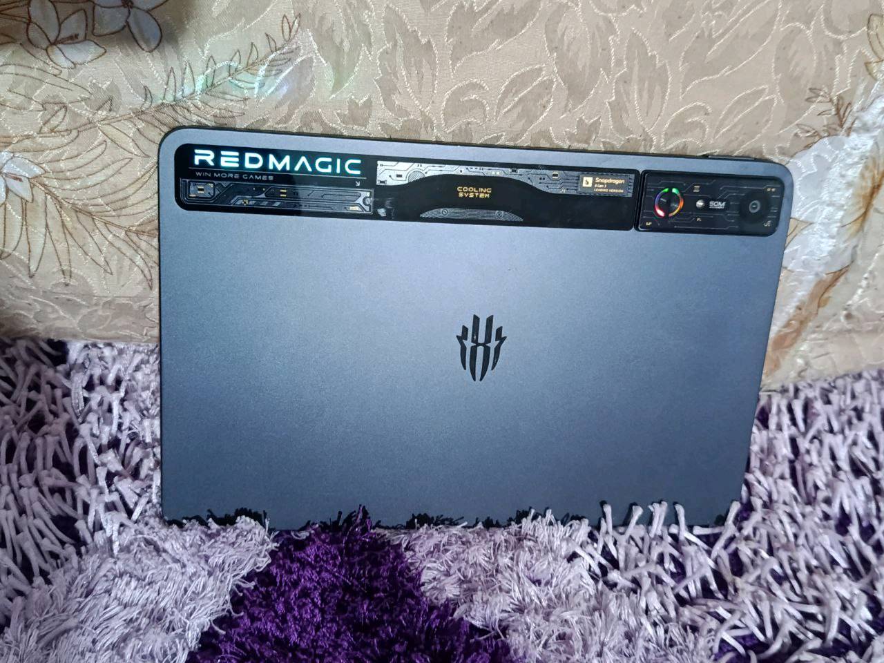 سلام عليكم ايباد ريد ماجك 
1-الشاشه 144 هيرتز 
2-البطاريه 1100 شحن سريع ربع ساعه يشحن فول
3-معالج سناب دراكون 8 اخر جيل 
4-مروحه تبريد 
5-رامات 12
6-التخزين 256
7-ما بدل بي اي شي وشرط نروح لمصلح يله تشتري فقط كارتونته ضايعه 
8-الشاشه ولا زلق بيها 
9-بس بي بل حافه طخه خفيف ما مبين 
9-رايده ب٧٠٠ وبي مجال او مراوس مكاني البصره