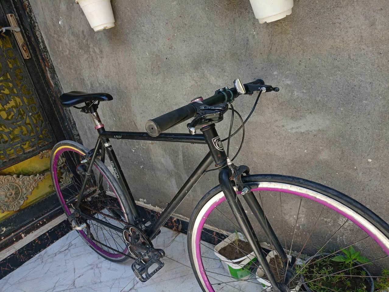 للبيع بايسكل نوع Reunion 🚴‍♂️
بايسكل رياضي خفيف وسريع، مناسب للمشاوير والرياضة.
لون أسود مع جنوط بنفسجية، شكله حلو وقيادته مريحة.
المواصفات:
نوع: Reunion
تايرات رفيعة للشارع
فرامل أمامي وخلفي
بدالات 8 سرع
حالته جيدة وجاهز للاستخدام
💰 السعر: 150 وقابل للتفاوض
📍 الموقع: البصرة 
للمهتمين التواصل خاص. *********** البايسكل يصلح للشباب والبالغين

