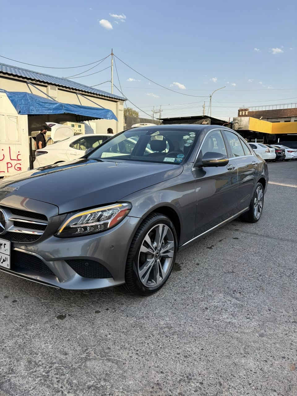 كوردي / عربي

urdish (كوردی)
 مارکە و مۆدێل: مێرسیدس بێنز C-Class
 جۆر (ترێم): C300
 مۆدێلی ساڵ: 2020
 کیلۆمەتری ڕۆیشتوو: 77,500 کم
 ڕەنگ: خۆڵەمێشی (ڕەساسی)
 مواسەفات: مواسەفاتی ئەمریکی
 تابلۆ: هەولێر، تایبەت
 بزوێنەر (مەکینە): 2.0T (تۆربۆ)
 ژمارەی پستۆن: 4 پستۆن
 گێڕ: ئۆتۆماتیک
 جۆری سووتەمەنی: بەنزین
 سیستەمی پاڵنەر: 4MATIC (دەبڵ ئەکسل)
 ماددەی کوشنەکان: چەرم
 ژمارەی کوشن: 5 کوشن

 دۆخی بۆیاخ/بۆدی: یەک پارچە گۆڕدراو، یەک پارچە بۆیاخ
***********

الماركة والموديل: مرسيدس-بنز C-Class
 الفئة (الترم): C300
 سنة الصنع: 2020
 المسافة المقطوعة: 77,500 كم
 اللون: رمادي
 المواصفات: مواصفات أمريكية
 اللوحة: أربيل، خصوصي
 المحرك: 2.0T (تيربو)
 السلندرات: 4 سلندر
 ناقل الحركة: أوتوماتيك
 نوع الوقود: بنزين
 نظام الدفع: 4MATIC (دفع رباعي مستمر)
 مادة المقاعد: جلد
 عدد المقاعد: 5

حالة الصبغ/الهيكل: قطعة واحدة متبدلة، قطعة واحدة مصبوغة
***********
