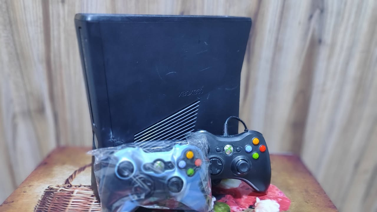 اكس بوكس 360 نضيف 100% يحتوي على جوستك اثنين ويحتوي على 148لعبة  السعر 125 وبي مجال بسيط لطييين لتواصل والاستفسار الانتصال على الرقم ***********مكاني كركوك ويوجد توصيل لجميع المحافظات العراق
